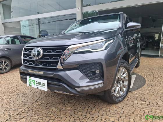 TOYOTA HILUX SW4 2.8 D-4D TURBO DIESEL DIAMOND 7L 4X4 AUTOMÁTICO TOYOTA HILUX SW4 2.8 D-4D TURBO DIESEL DIAMOND 7L 4X4 AUTOMÁTICO